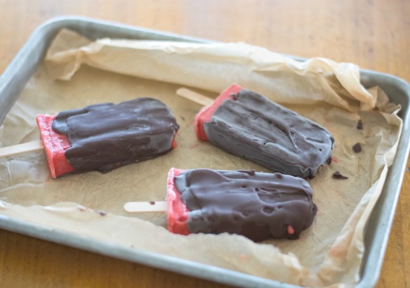 chocolate covered strawberry popsicles