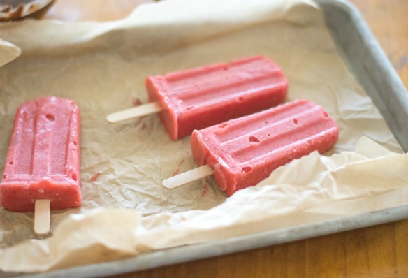 chocolate covered strawberry popsicles